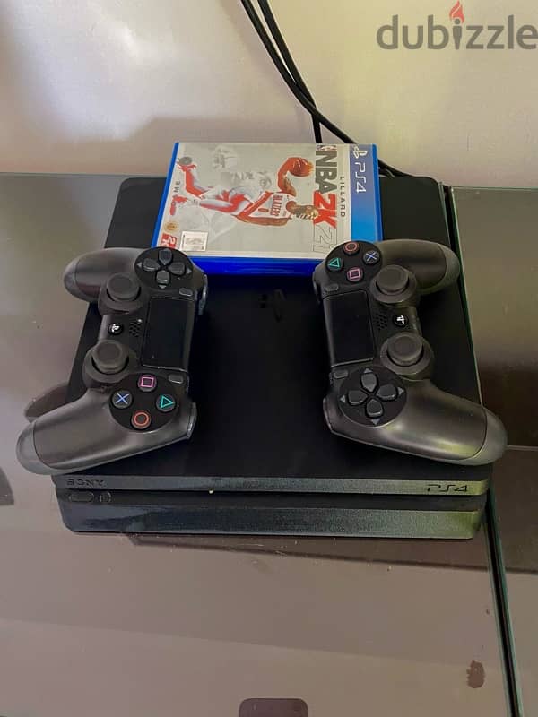 play station 4 slim - 2 controllers 1 Disc NBA 1