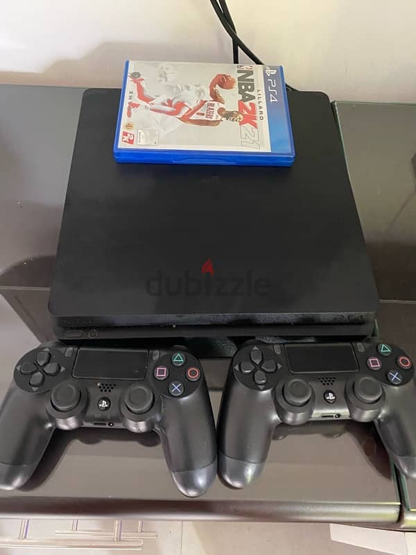 play station 4 slim - 2 controllers 1 Disc NBA 3