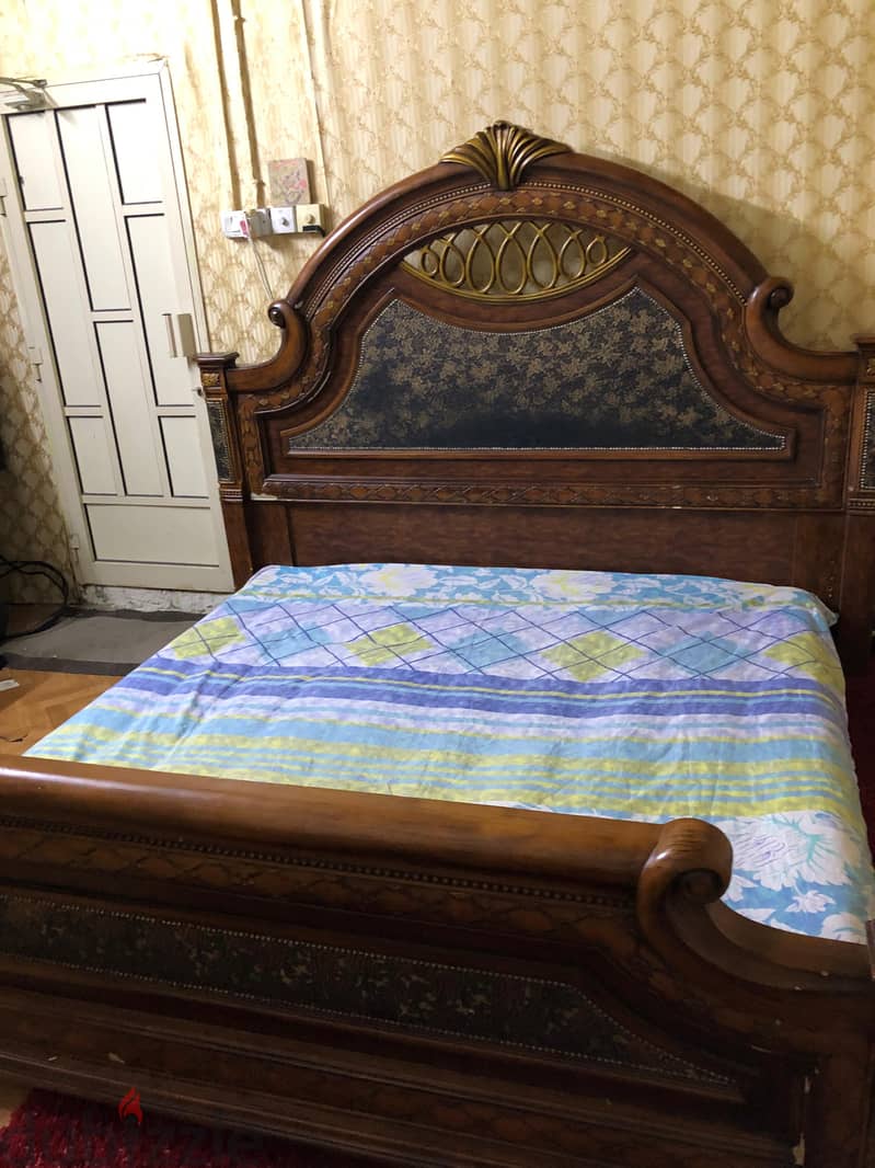 Double size bed with Matress and cupboard 0