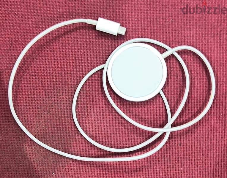 Apple MagSafe wireless charger 0