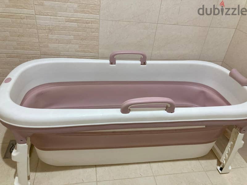 Portable bath tub for sale, for pick-up in Salmaniya area. 1