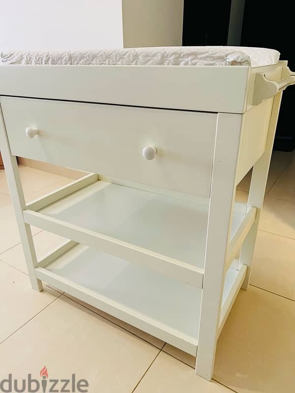 Baby changing table 0