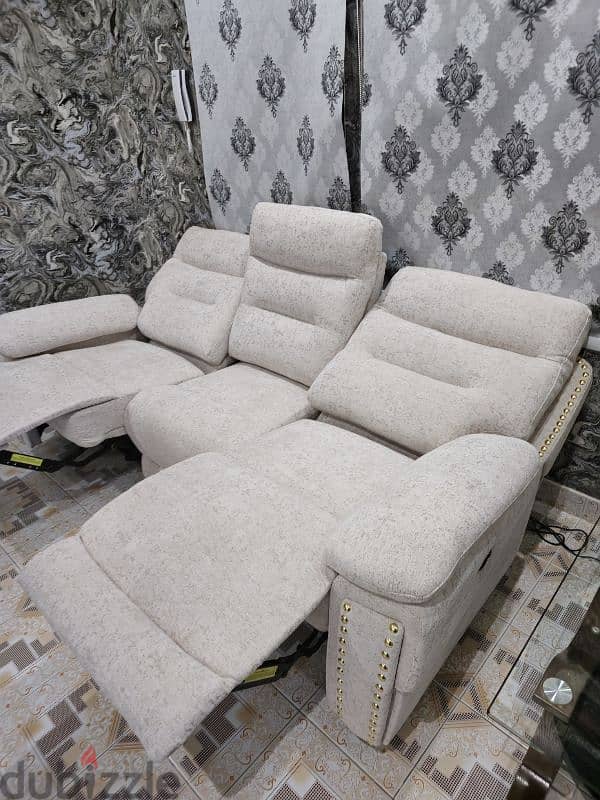 Electric recliner in branded new condition 3