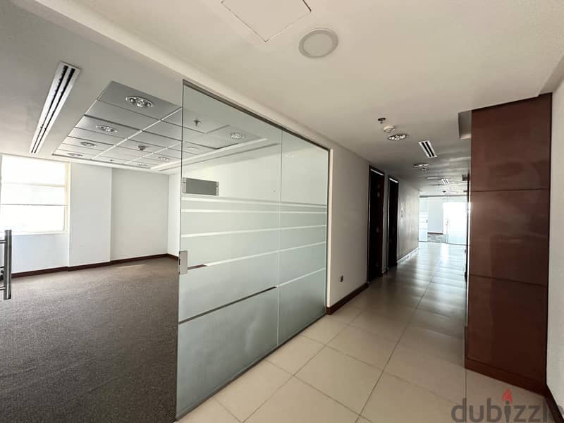 Spacious Office in A Prestigious Location with an Amazing View! 4