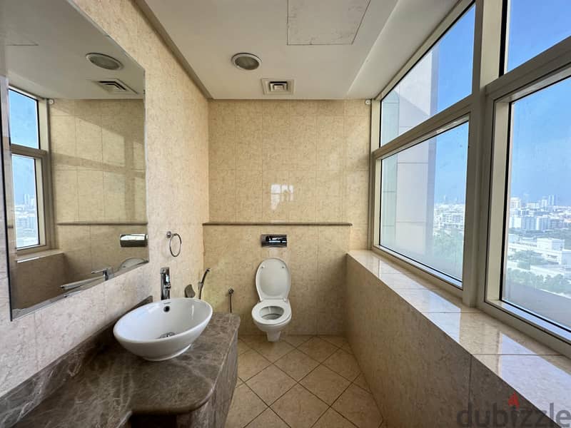 Spacious Office in A Prestigious Location with an Amazing View! 8