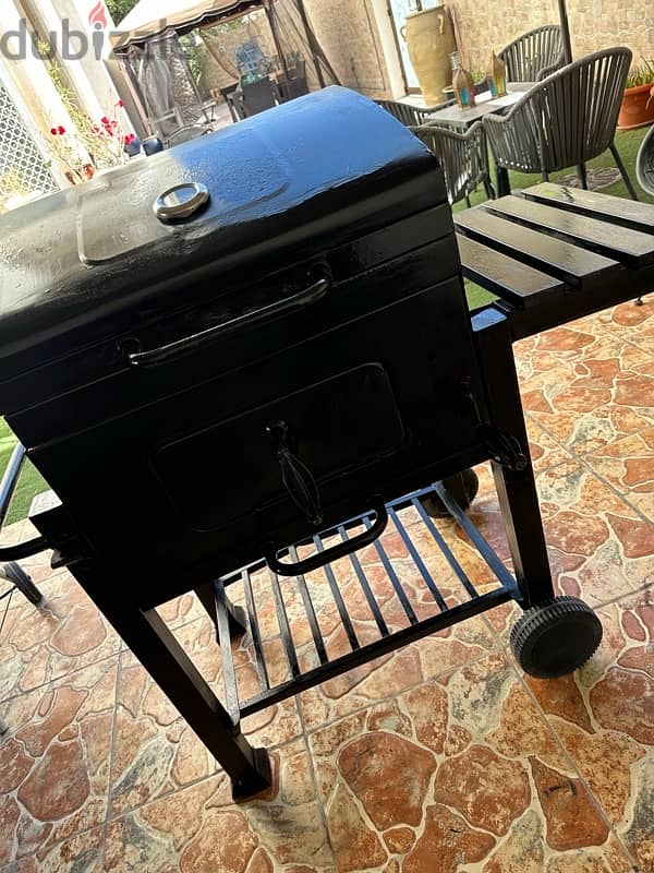 very good condition charcoal BBQ grill 0