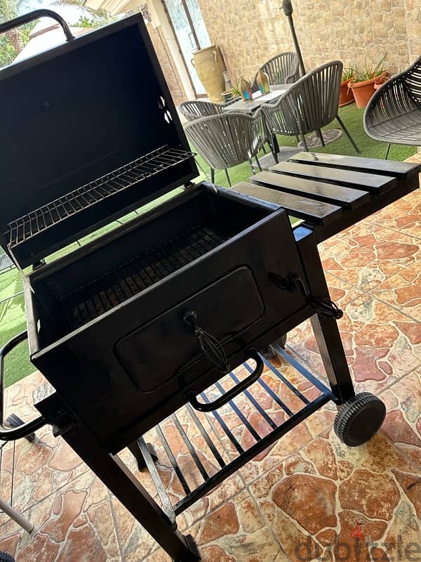 very good condition charcoal BBQ grill 1