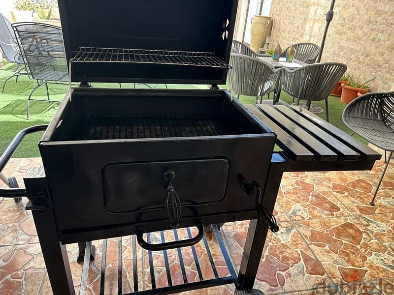 very good condition charcoal BBQ grill 2