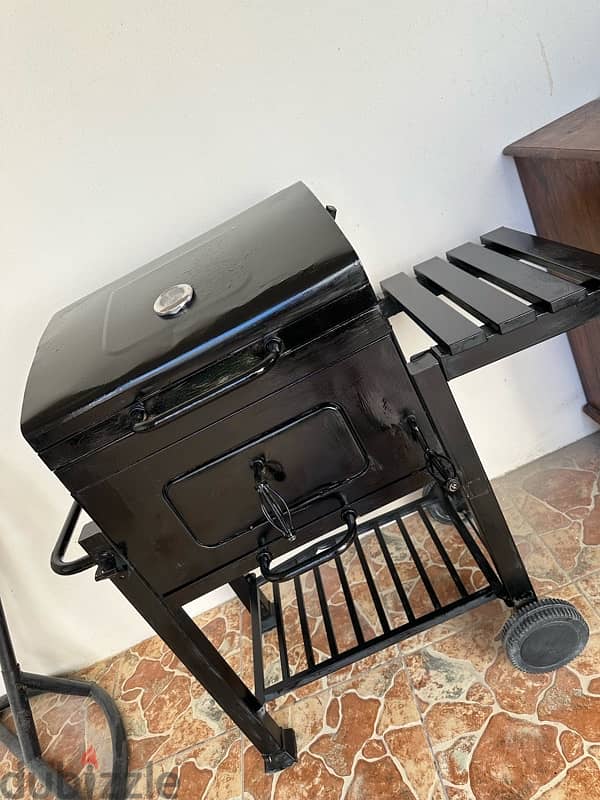 very good condition charcoal BBQ grill 3