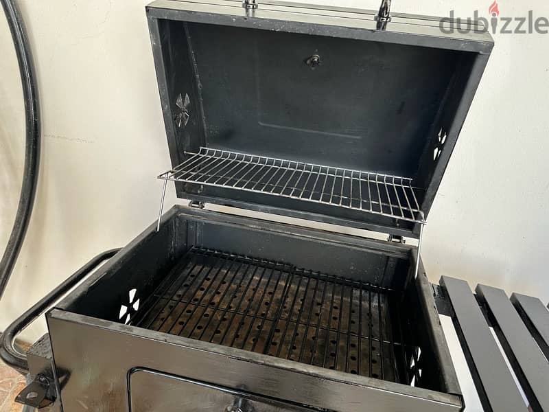 very good condition charcoal BBQ grill 4