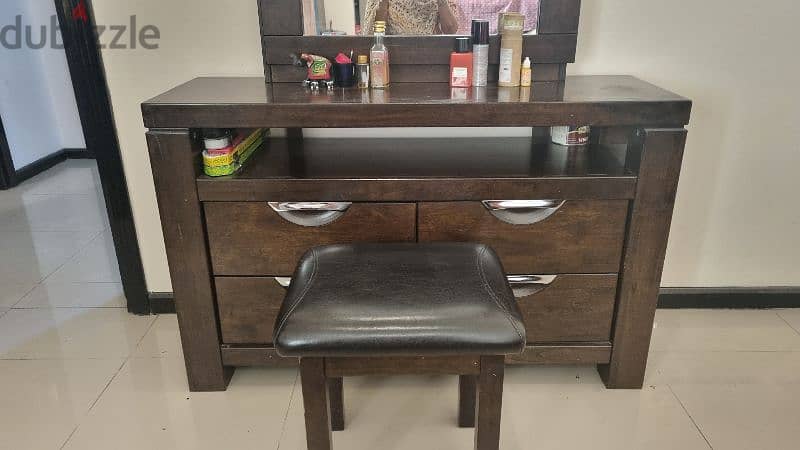 Dressing table with Chair 0