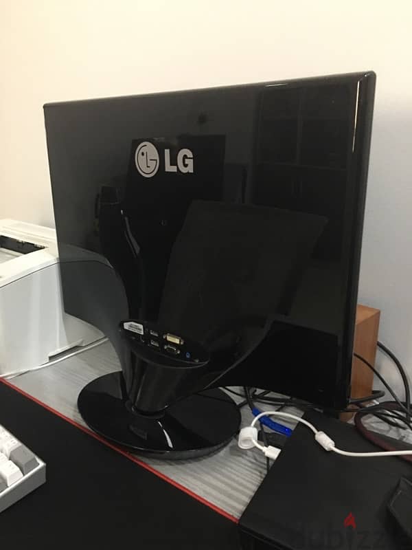 LG monitor FHD, HDMI, DP, VGA 2