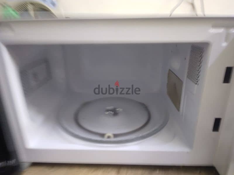 MEDIA MICROWAVE 20LITRE. ALMOST NEW 3