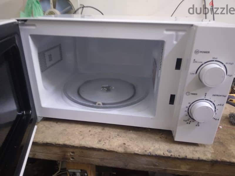 MEDIA MICROWAVE 20LITRE. ALMOST NEW 4