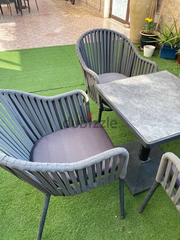 in excellent condition outdoor furniture 0