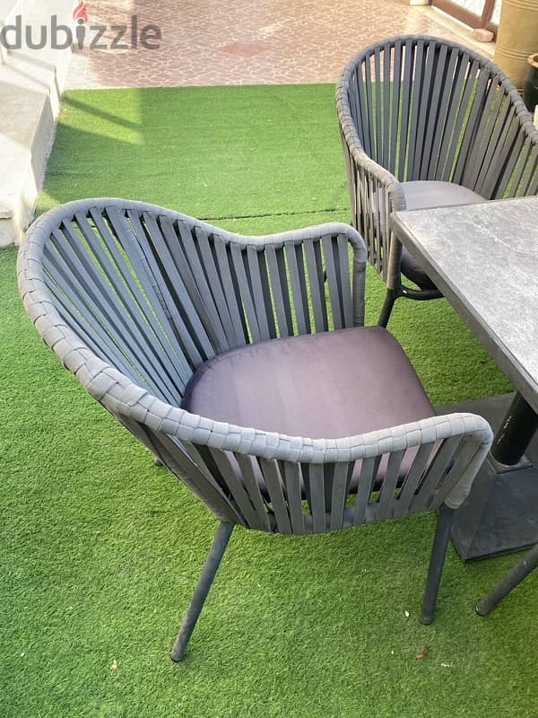 in excellent condition outdoor furniture 2