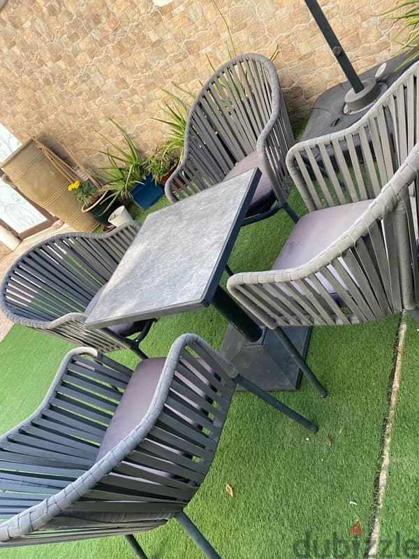 in excellent condition outdoor furniture 3