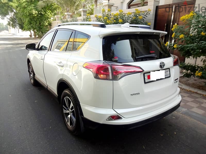 Toyota Rav4 2.5 L 2018 White Single User Well Maintained Urgent Sale 3