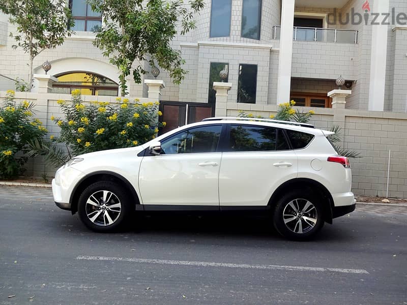 Toyota Rav4 2.5 L 2018 White Single User Well Maintained Urgent Sale 4