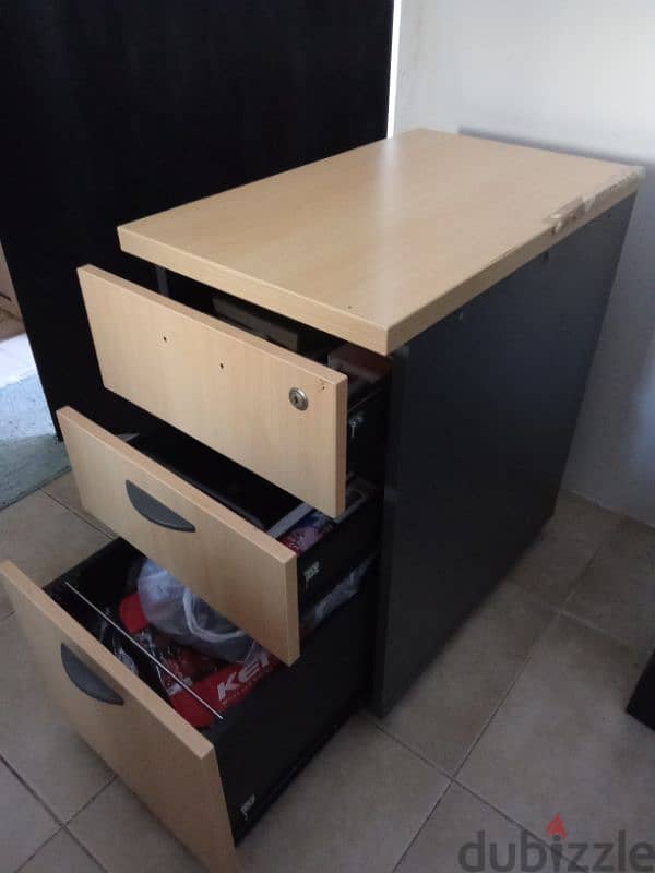 very strong quality side table with drawers, no delivery only pick up 0