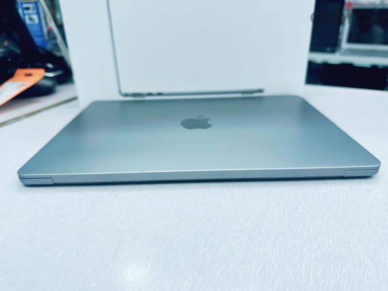 MacBook Air M2  Model 2022 Ram 8 GB Rom ssd 256 gb connection new 0