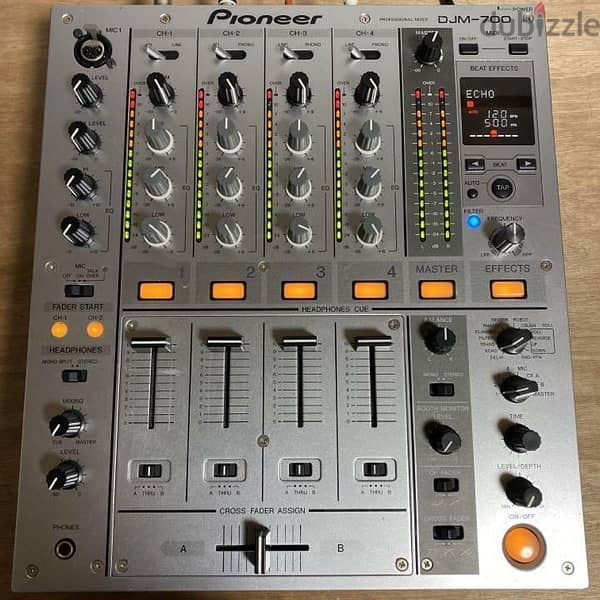 Pioneer DJM700 Mixer 0