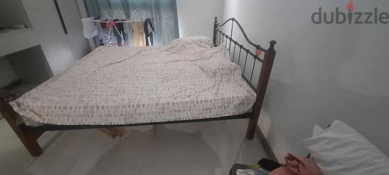 queen size bed for sale ( no mattres) 1