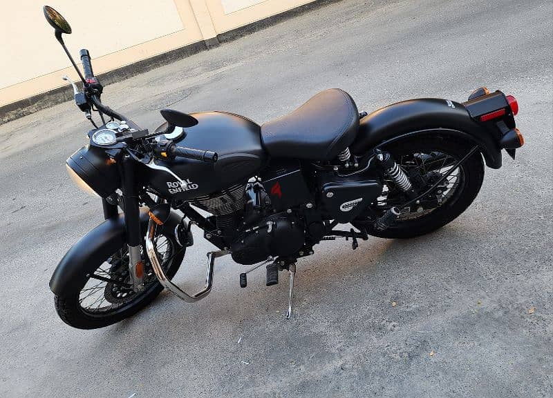 Royal Enfield Classic 500 model 2021 only 1,700 KM matte black 1