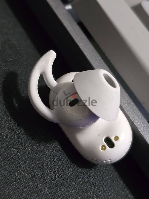 Bose Quite Comfort left earbud 1