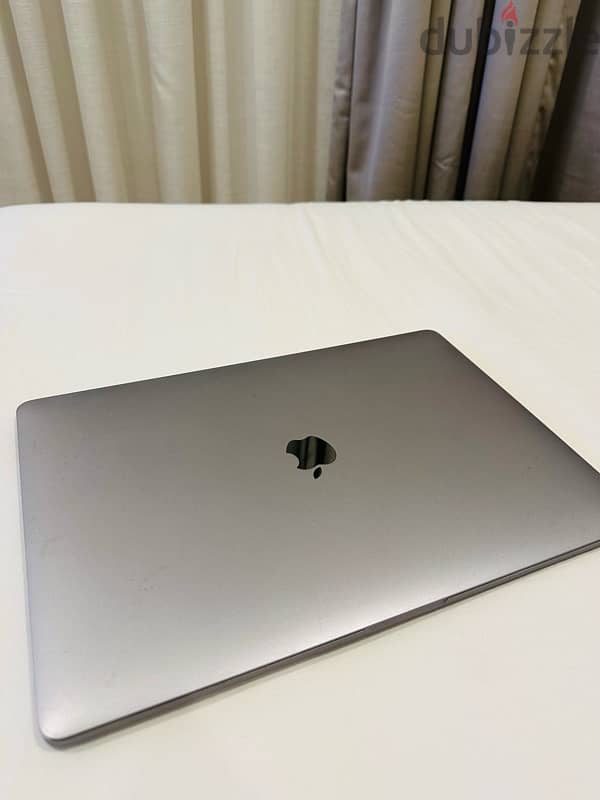 Apple Macbook pro 2017 (15 inch" Retina Display) 1