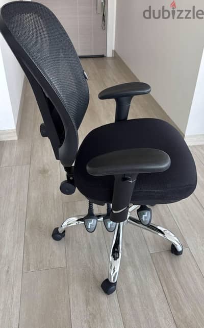 From UK  Staples brand Office chair " New Condition "