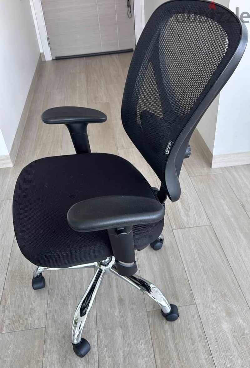 From UK  Staples brand Office chair " New Condition " 2