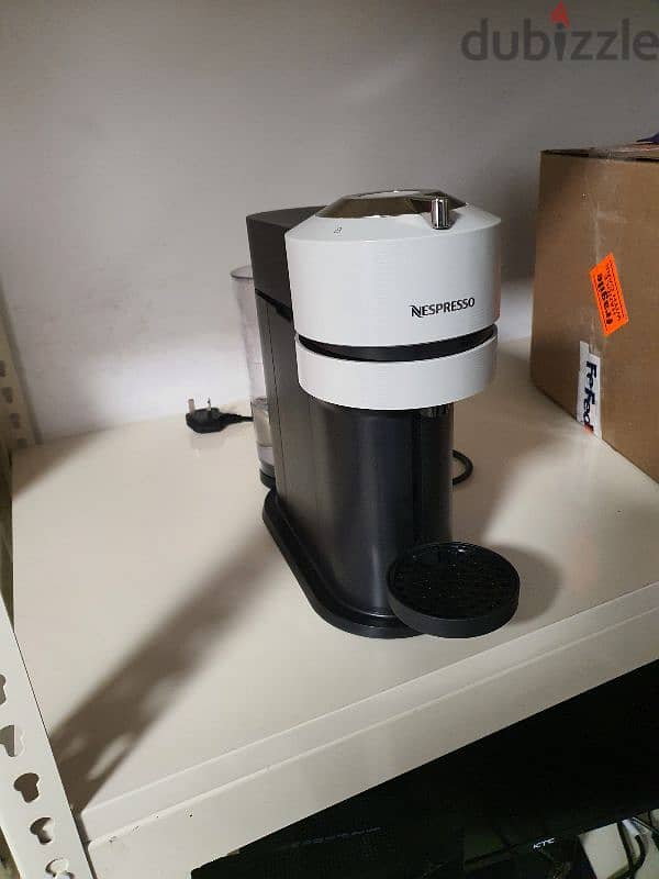 Nespresso cffoe machine  good condition brand new 1