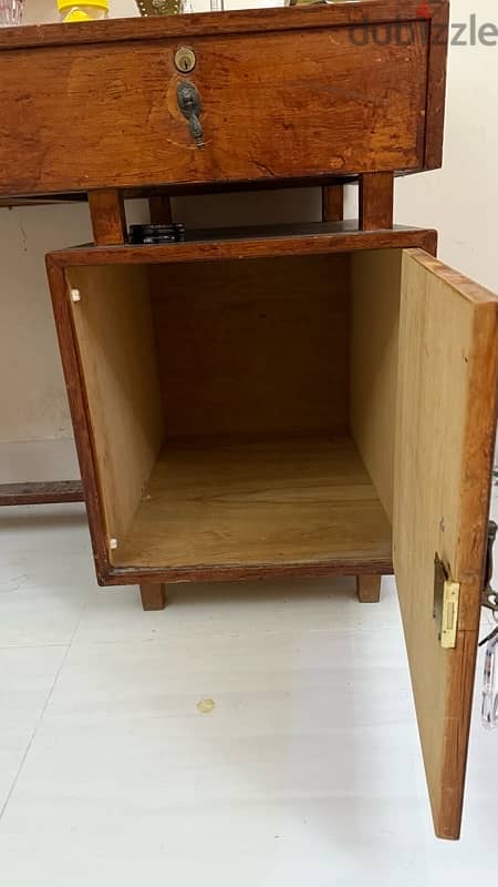 URGENT SALE. !! Table with drawers & shelf (locking system) 1