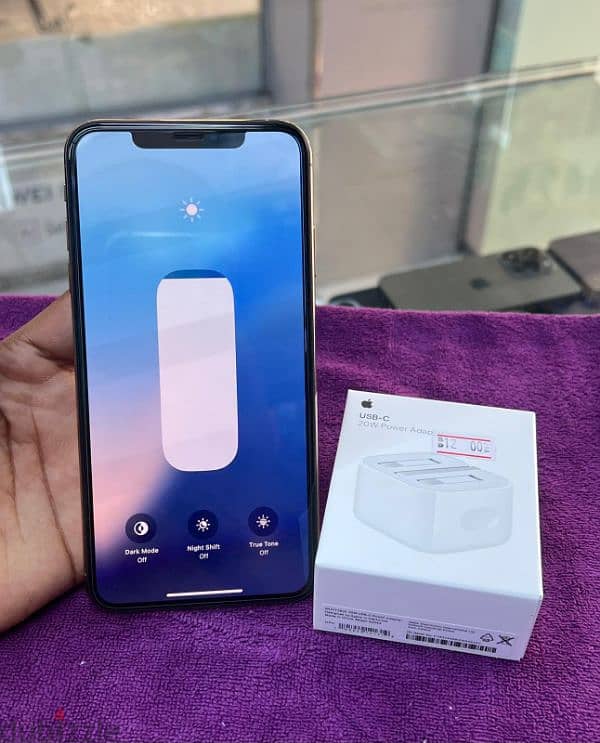 iPhone Xs Max 256 GB internal memory like new mobile clean 1