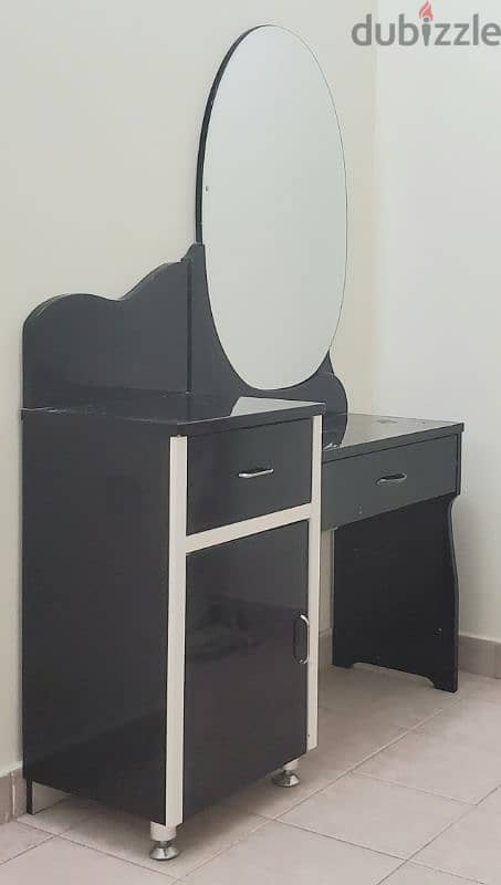 Dressing Table with Mirror 0