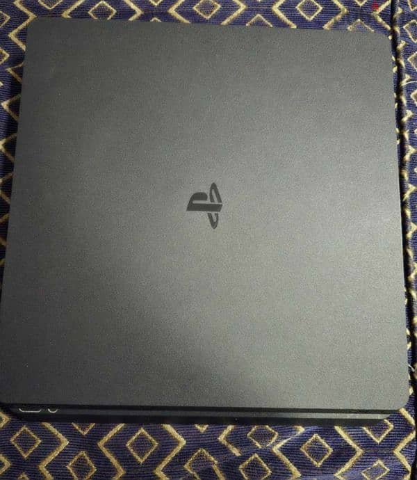 ps4 slim  like new بلاستيشن 4 سلم نظيف جدا 1