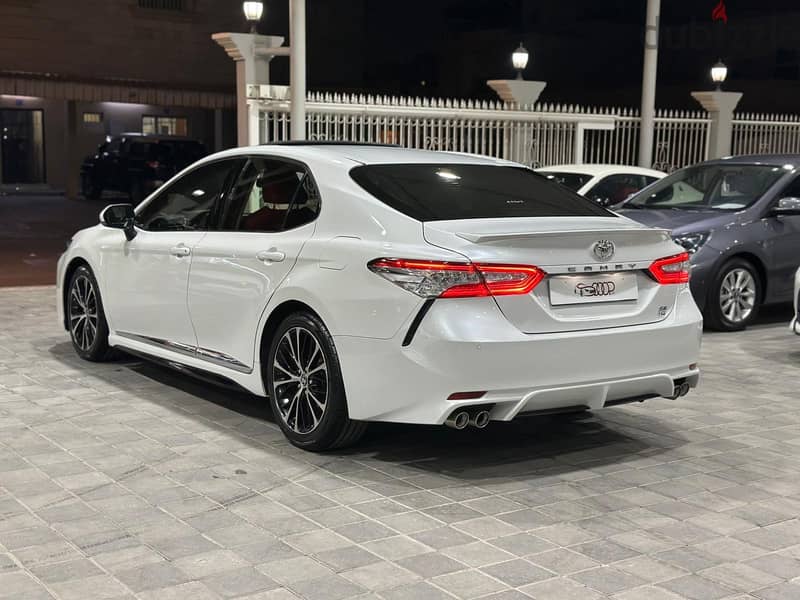 Toyota Camry 2020 SE V6 11