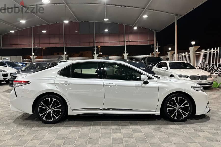 Toyota Camry 2020 SE V6 12