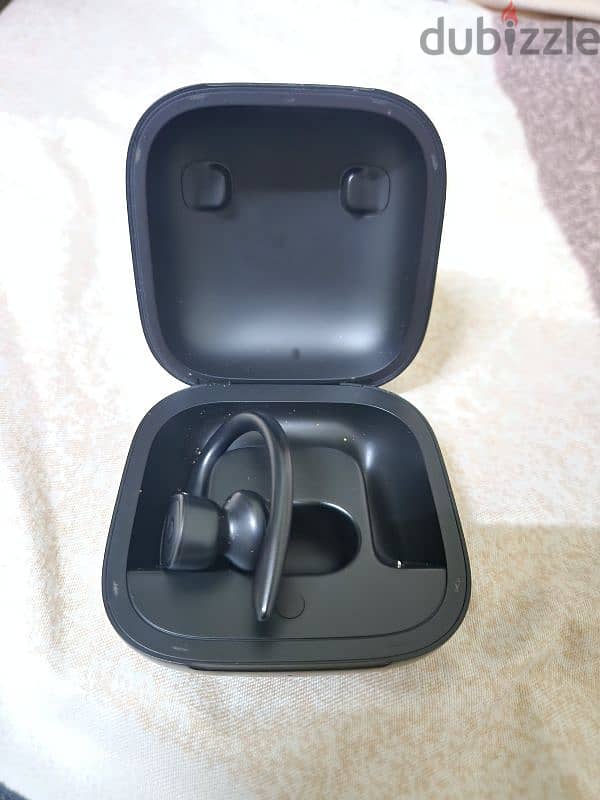 Beats by Dr. Dre Powerbeats Pro left side 0