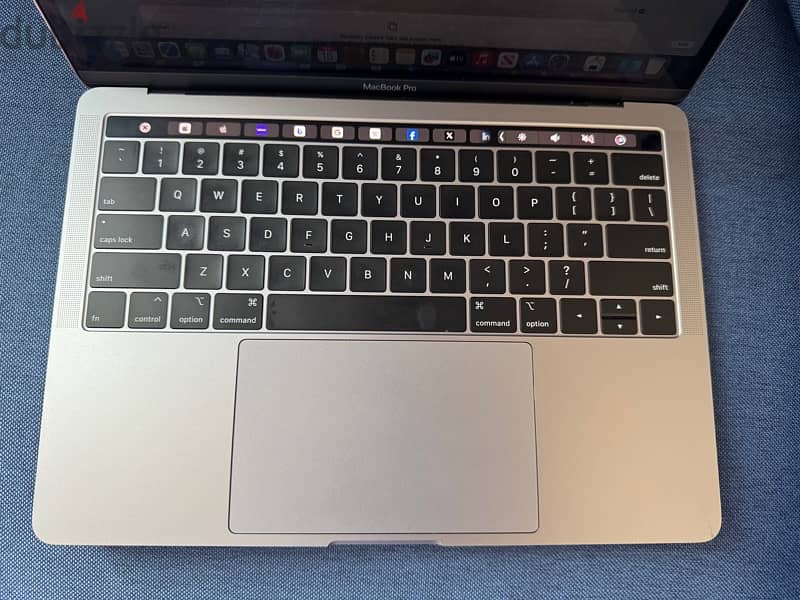 Apple MacBook Pro 13” (2019) 16gb 256gb TouchBar Prestine 6