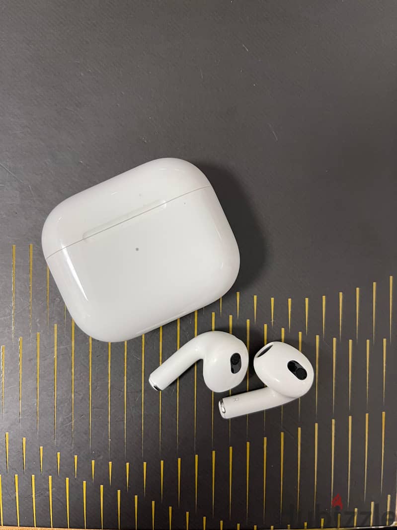 Apple AirPods (3rd generation) with MagSafe Charging Case 0