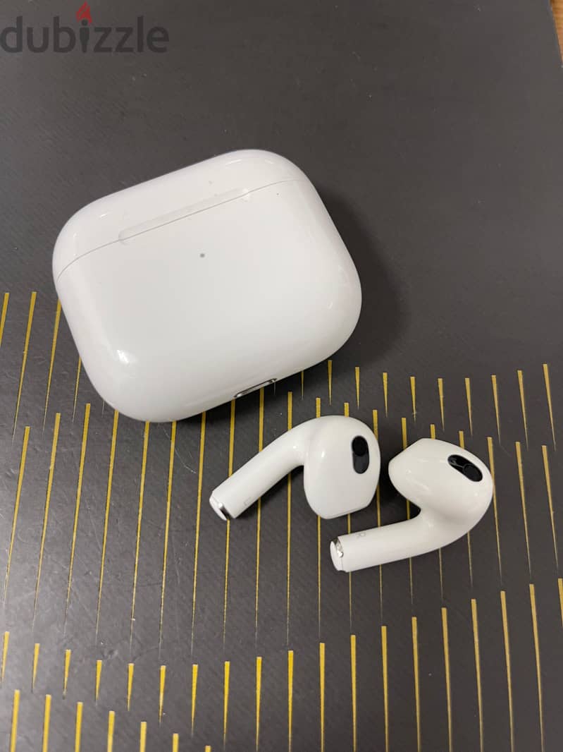 Apple AirPods (3rd generation) with MagSafe Charging Case 1