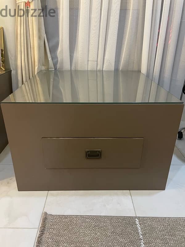 Corner storage table with solid glass top 2