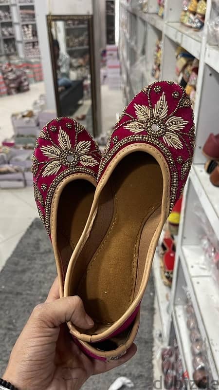 Elegant Embroidered Punjabi Juttis – Reserve Yours Today! 2