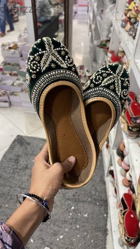 Elegant Embroidered Punjabi Juttis – Reserve Yours Today! 3