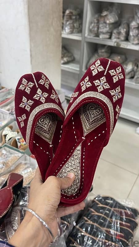 Elegant Embroidered Punjabi Juttis – Reserve Yours Today! 4