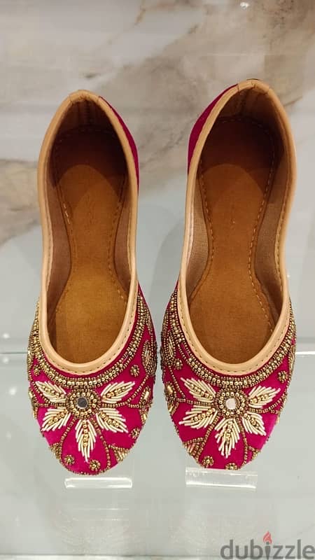 Elegant Embroidered Punjabi Juttis – Reserve Yours Today! 6