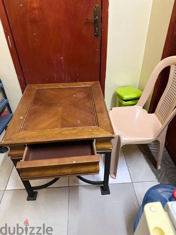 Table and 2 plastic chair 1