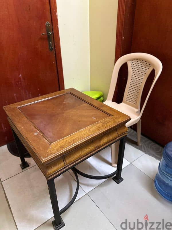 Table and 2 plastic chair 3